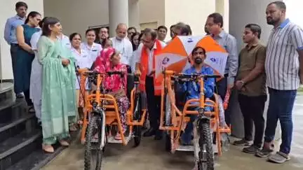 શહેર ભાજપ પ્રમુખ દ્વારા જળ સંચય અભિયાન અંતર્ગત 651 જળ સંચયની પ્રિન્ટવાળી છત્રીઓનું સિવિલ ખાતે વિતરણ