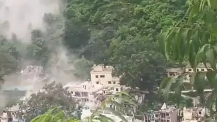पौड़ी: बाह बाजार में लैंडस्लाइड से प्रभावितों को हुए नुकसान का पूर्व कैबिनेट मंत्री प्रसाद नैथानी ने लिया स्थानीय जायजा