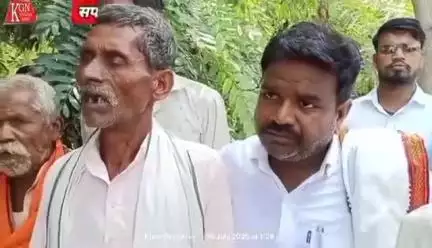 उत्तर प्रदेश सरकार के मुख्यमंत्री और जिला प्रशासन शाहजहांपुर से मांग करना चाहूंगा कल बीती शाम को ग्राम प्रतापपुर थाना मदनापुर में एक गरीब कश्यप परिवार का सहारा उसका बेटा था। उसको कुछ गुंडा ने पटक-पटक कर उसको मार दिया अपने बाप और अपनी जवान ब