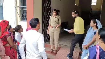 मंदसौर: आंगनवाड़ी कार्यकर्ता से मारपीट मामले में आरोपियों पर कार्रवाई के लिए SP ऑफिस में SDOP को ज्ञापन