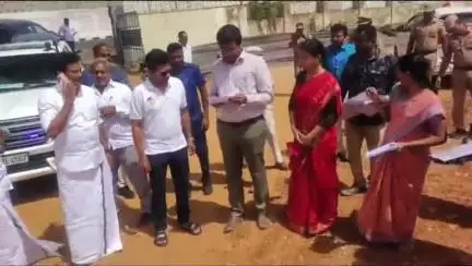 திருச்சி: டிவிஎஸ் டோல்கேட் பகுதியில் நூலகம் கட்டிடப் பணிகளை துனை முதலமைச்சர்  உதயநிதி ஸ்டாலின் ஆய்வு செய்தார்