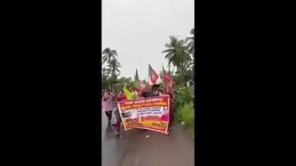 ഹൊസ്ദുർഗ്: കടൽക്ഷോഭത്തിൽ നിന്ന് തീരദേശ മേഖലയെ സംരക്ഷിക്കണമെന്ന് ആവശ്യപ്പെട്ട് ബി.ജെ.പി തൃക്കണ്ണാട് റോഡ് ഉപരോധിച്ചു