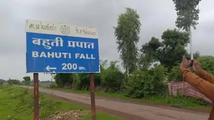 नईगढ़ी: नईगढ़ी के बहुती जल प्रपात में सेल्फी के लिए बेरिकेडिंग पार कर रहे लोग, पुलिस व्यवस्था नहीं