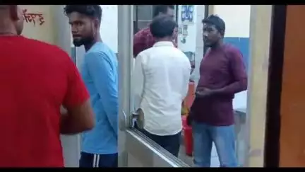 निचलौल: ग्राम सभा हरगांवा में अनियंत्रित होकर गिरी बाइक, एक युवक गंभीर रूप से हुआ घायल