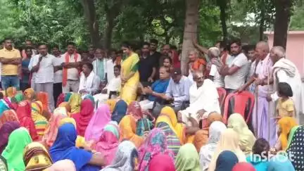 आरा: भेड़िया गांव में राजद नेत्री ने महिला चौपाल लगाकर महिलाओं की समस्याएं सुनी, हैरान रह गईं