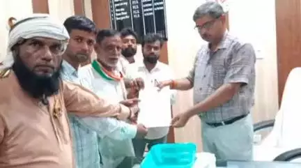 चकिया: तहसील में कांग्रेस कार्यकर्ताओं ने उपजिलाधिकारी चकिया को राज्यपाल के नाम सौंपा ज्ञापन