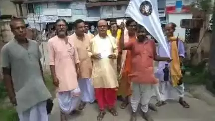হিলি: পাঁচ দফা দাবিতে দক্ষিণ দিনাজপুর জেলা প্রশাসনের দ্বারস্থ জেলা পুরোহিত কল্যাণ সমিতির সদস্যরা