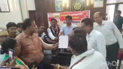 पटियाली: कांग्रेस के प्रदेश अध्यक्ष पर हुई एफआईआर के विरोध में कांग्रेस कार्यकर्ताओं ने पटियाली तहसील में एसडीएम को सौंपा ज्ञापन