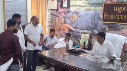 જૂનાગઢ: સાંતલપુરના સરપંચ અને સભ્યો જિલ્લા પંચાયત પ્રમુખને રાજીનામું આપવા પહોંચ્યા, પ્રમુખની સમજાવત બાદ નિર્ણય પરત ખેચ્યો