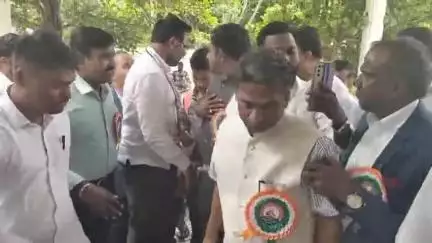 ಧಾರವಾಡ: ನಗರದಲ್ಲಿ ವಿವಿಧ ಸಂಘಟನೆಗಳ ಮುಖಂಡರು ಸಲ್ಲಿಸಿದ ಮನವಿ ಸ್ವೀಕರಿಸಿದ ಸಚಿವ ಸಂತೋಷ ಲಾಡ್