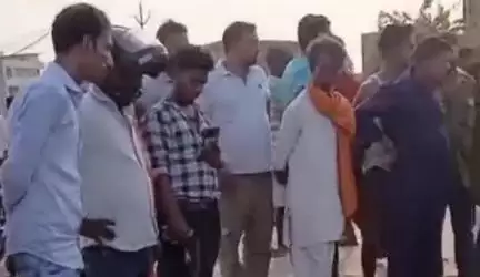 सहजनवा: सहजनवा के भीटी रावत में ट्रक की टक्कर से बाइक सवार महिला की मौके पर मौत, महिला का भाई गंभीर रूप से घायल