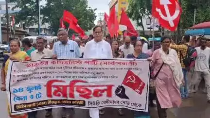 সিউড়ি ১: একাধিক দাবিতে সিউড়িতে প্রতিবাদ মিছিল করলো CPI(M)-র পক্ষ থেকে, উপস্থিত ছিলেন  CPI(M) রাজ্য নেতা মহম্মদ সেলিম