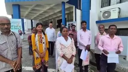 डोमचांच: ढोढाकोला पंचायत के आदिवासियों ने वन अधिकार के तहत मिली जमीन को लेकर उपायुक्त को ज्ञापन सौंपा
