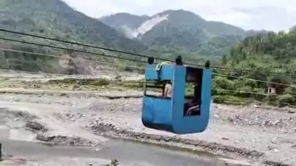 चम्पावत: बेलखेत में क्वेरैला नदी का झूला पुल एक साल बाद भी ठीक नहीं हुआ, ट्रॉली के सहारे नदी पार कर रहे ग्रामीण