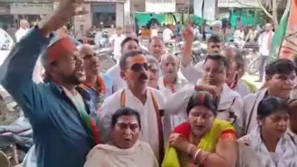 मुगलसराय: कांग्रेस कार्यकर्ताओं ने SDM कार्यालय में किया प्रदर्शन, प्रदेश अध्यक्ष अजय राय पर दर्ज मुकदमे को वापस लेने की मांग की