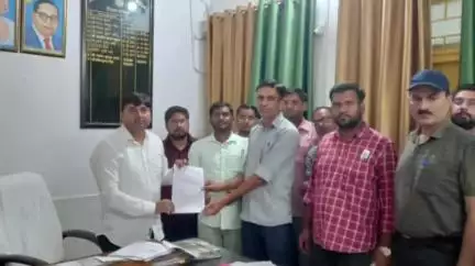 शाहाबाद: हापुड़ में लेखपाल की मौत को लेकर शाहाबाद तहसील में उत्तर प्रदेश लेखपाल संघ के पदाधिकारी ने एसडीएम को ज्ञापन दिया