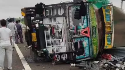 सीतामऊ: लसूडिया गांव के पास दिल्ली-मुंबई एक्सप्रेसवे पर स्टेरिंग फेल होने से टमाटर से भरा ट्रक पलटा