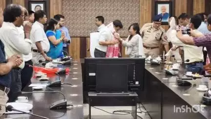 বিশ্বনাথ: জিলা আয়ুক্তৰ সন্মিলন কক্ষত আয়ুক্ত মুনীন্দ্ৰ নাথ ঙাটেৰ বিদায় সম্বৰ্ধনা সভা সম্পন্ন
