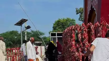 गौरीगंज: गौरीगंज क्षेत्र में श्रावण मास के उपरांत मुस्लिम महिला ने माता दुर्गा भवानी के दर्शन किए, फोटो वायरल