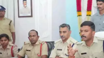 ఇళ్లలో బంగారు నగలు చోరీ చేసే దొంగ అరెస్ట్
- నాయుడుపేట సిఐ బాబీ, ఎస్ ఐ ఆదిలక్ష్మి, కానిస్టేబుల్స్ కు రివార్డులు