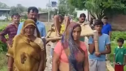 छिबरामऊ: खानपुर कर्मी में सड़क का निर्माण नहीं हुआ, वृद्ध की तबीयत खराब होने पर चारपाई पर रखकर कीचड़ से निकलते लोग, वीडियो वायरल