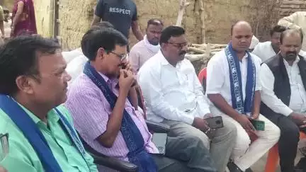 आज़मगढ़: पूर्व सांसद डॉ. बलिराम के साथ भारी संख्या में कार्यकर्ता मृतक योगेश राम के घर पहुंचे, कहा- जल्द हो हत्यारे की गिरफ्तारी