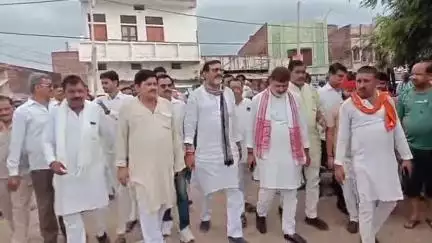 बबेरू: बांदा रोड पर बिना नोटिस गिराए गए मकान का निरीक्षण करने पहुंचे पूर्व सांसद आरके सिंह पटेल