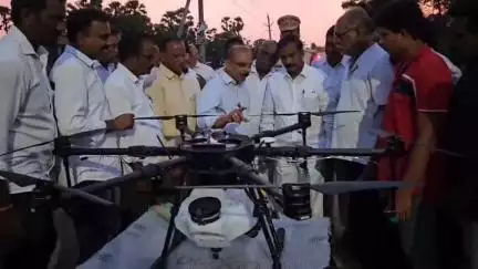 సోమవరం గ్రామంలో స్ప్రే డ్రోన్ వ్యవసాయ యంత్ర పరికరాన్ని రైతుకు పంపిణీ చేసి, ప్రారంభించిన ఎమ్మెల్యే శ్రీరామ్ రాజగోపాల్ తాతయ్య