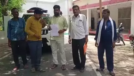 उरई: जिलाधिकारी कार्यालय में एट नगर पंचायत के लोगों ने रास्ते से अवैध कब्जा हटवाने की मांग को लेकर डीएम को दिया शिकायती पत्र