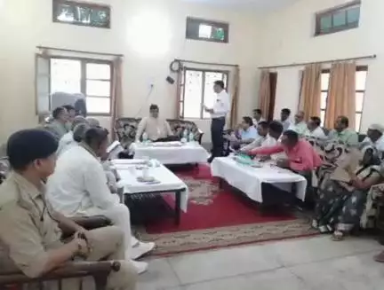 पीलीभीत: बीसलपुर किसान सहकारी चीनी मिल में डीएम ने प्रबंधन समिति के साथ की बैठक