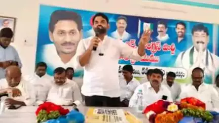 కమలాపురం: వీరపునాయనిపల్లెలో వైసీపీ నాయకులు, కార్యకర్తలతో సమావేశం నిర్వహించిన నియోజకవర్గ వైసీపీ ఇన్ఛార్జ్‌ నరేన్ రామానుజుల  రెడ్డి