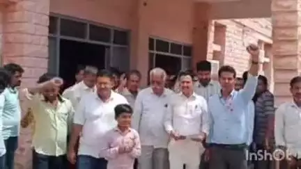 फलौदी: फलोदी में कुमावत समाज ने रामदेवरा में धर्मशाला का टीनशेड तोड़ने पर विरोध प्रदर्शन कर डीएम को सौंपा ज्ञापन