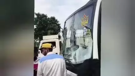 తడలో వ్యాన్ను ఢీకొట్టిన కంపెనీ బస్సు