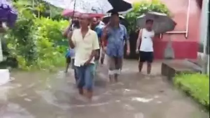 হাড়োয়া: গোপালপুর ১ অঞ্চলের ২৫৬ বুথের জলমগ্ন এলাকা পরিদর্শনে পঞ্চায়েত প্রধান