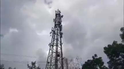 मद्यधुंद रिक्षाचालक थेट टॉवरवर चढल्याने उडाला गोंधळ,अग्निशामक दलाचे  प्रयत्नाने उतरवले खाली,पहाडसिंगपुऱ्यातील घटना