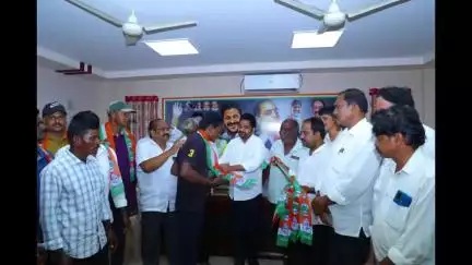 సత్తుపల్లి: సత్తుపల్లి మండలం రుద్రాక్ష పల్లి గ్రామం నుండి బిఆర్ఎస్ పార్టీ నుండి పలువురు కాంగ్రెస్ పార్టీలోకి చేరిక