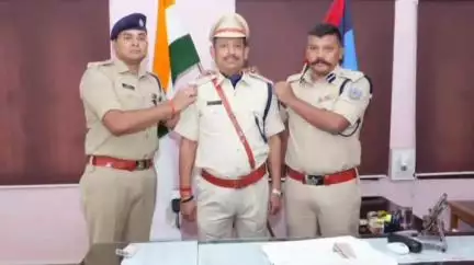 चाईबासा: चाईबासा में पाइपिंग समारोह का आयोजन, नवप्रोन्नत पुलिस पदाधिकारियों को बैच लगाकर किया गया सम्मानित