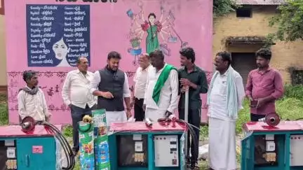 ಹಡಗಲಿ: ಪಟ್ಟಣದ ತಾಲೂಕು ಪಂಚಾಯಿತಿ ಕಚೇರಿ ಆವರಣದಲ್ಲಿ,ಗಂಗಾ ಕಲ್ಯಾಣ ಯೋಜನೆಯ ಫಲಾನುಭವಿಗಳಿಗೆ ವಿವಿಧ ಸಾಮಗ್ರಿಗಳನ್ನು ವಿತರಿಸಿದ ಶಾಸಕ ಕೃಷ್ಣ ನಾಯ್ಕ್