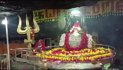 बांसवाड़ा: शहर के मदारेश्वर महादेव मंदिर में श्रावण मास पर श्रद्धालुओं ने किए भजन कीर्तन और दर्शन