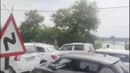 सोरांव: फाफामऊ से तेलियरगंज तक घंटों लगा भीषण जाम, वीडियो हुआ सोशल मीडिया पर वायरल
