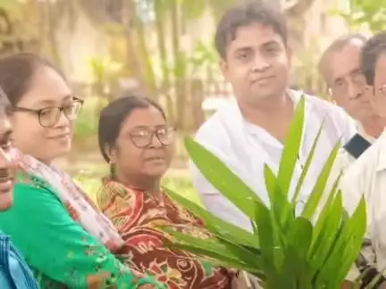ভাঙড় ১: ব্লক আধিকারিক এর উপস্থিতিতে ভাঙ্গড় বইমেলা কমিটির পরিচালনায় বৃক্ষরোপন কর্মসূচি