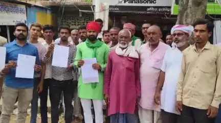 कर्वी: सदर विधायक ने किसानों की विद्युत संबंधी समस्याओं को लेकर अधिशासी अभियंता कार्यालय पहुंचकर अधिकारियों को लगाई फटकार