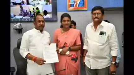 భీమిలి: ఐదవ వార్డ్లో వీధి లైట్లు,త్రాగునీరు సమస్యను పరిష్కరించాలని మేయర్, జీవీఎంసీ కమీషనర్ కి విజ్ఞప్తి చేసిన కార్పొరేటర్ హేమలత