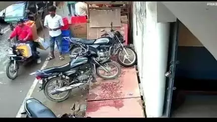 सिवान: नगर थाना क्षेत्र के चिकटोली मोड़ से मोटरसाइकिल की चोरी, सीसीटीवी कैमरे में कैद हुई घटना
