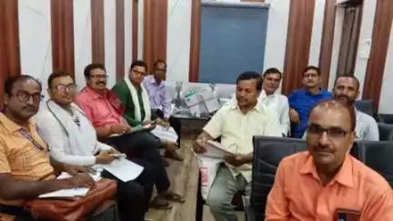 पंचदेवरी: पंचदेवरी प्रखंड मुख्यालय में पर्यवेक्षक सुमंत दुबे ने मझवलिया पंचायत के बीएलओ के साथ की बैठक