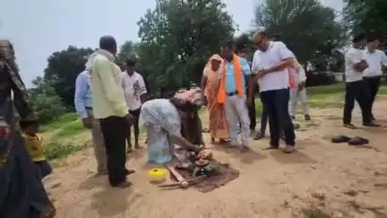 ग्राम पंचायत भोजटोला में जिला पंचायत अध्यक्ष नम्रता सिंह ने रपटा और टोवाल निर्माण कार्य का विधिवत भूमिपूजन सम्पन्न किया