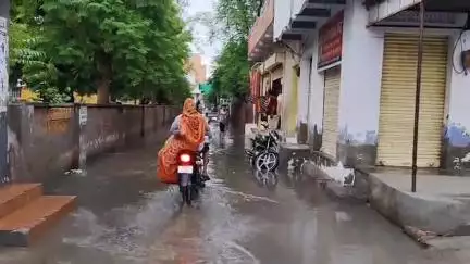 राजगढ़: राजगढ में सावन के पहले सोमवार झमाझम बारिश, शहर की सड़कों पर जलमग्न स्थिति, कच्ची बस्ती के घरों में घुसा पानी