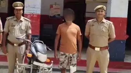 मनकापुर: छपिया में चोरी की बाइक और अवैध शराब के साथ पुलिस ने एक व्यक्ति को किया गिरफ्तार