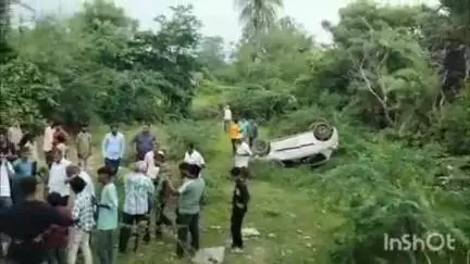 मावली: सुरखण्ड का खेड़ा के पास कार अनियंत्रित होकर सड़क से 50 फीट दूर गिरी, एक मासूम की मौत, दो घायल