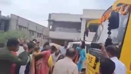 करकेली: सांदीपनि शा.उ.मा.वि.मॉडल करकेली में विधायक शिवनारायण सिंह ने बसों को हरी झंडी दिखाई